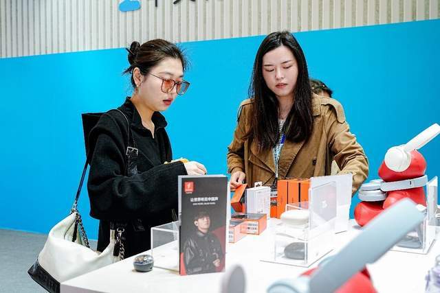 1MORE万魔AWE 2025大放异彩AI新品引领音频行业新潮流(图2)